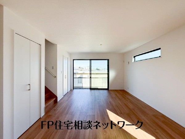 家族と過ごす時間を大切にする方にピッタリのゆとりの住空間です。お子様が元気に走り回っても安心して見守れます。家族の笑い声が今にも目に浮かびそうですね。