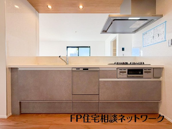 リビングを見渡せるカウンターキッチンでお子様の様子を伺いながら食事の支度が出来ます。家族の気配を感じられる、そんな空間を演出できるキッチンです。