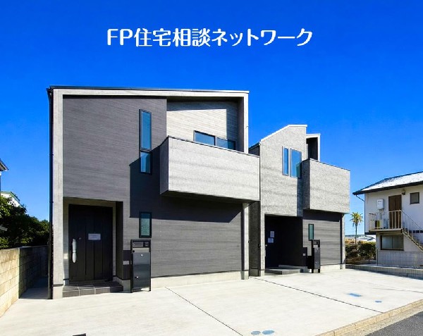 外観:深く豊かな緑と爽快な青い空を感じるまさに横浜に暮らす心地よさを存分に堪能いただける邸宅です。グレードの高い設備仕様が標準装備のデザイン住宅で快適で便利な生活をお送り頂けます。