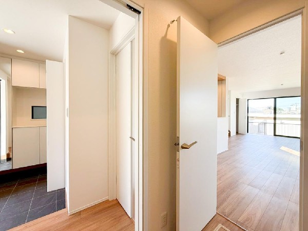 外観:気持ちの良い一日の始まりは笑顔でスタートしたいですよね。玄関ホールがスッキリ広々としていると帰る時も出ていく時も気持ちが良いものです！