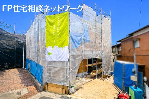 外観:光と風が行わたる開放感あふれる邸宅　春には気持ちの良いそよ風、冬には朝の暖かな光　季節の移り変わりを感じる暮らしを実現