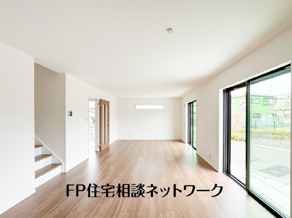 大切なご家族が集まるＬＤＫはこだわりたいですね！休日はおひさまの光をたっぷりと取りこめるリビングでゆったりと過ごしませんか？子供たちが元気に笑いながら走り回っている姿が目に浮かぶ空間です。