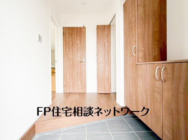 気持ちの良い一日の始まりは笑顔でスタートしたいですよね。玄関ホールがスッキリ広々としていると帰る時も出ていく時も気持ちが良いものです！