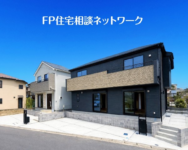 外観:四季を通じて自然と触れ合えるスポットが周辺には盛りだくさん！お散歩やジョギング、週末のご家族での遊びに最適です。目の前に広がる開放感とゆとり、暮らしの夢を育む理想の住まいがここにはあります。