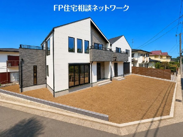外観:日当たりが良く開放感のある角地です。 2方向から光や風を取り込めるため、明るく快適な住まいが実現！角地は2方向どちらにも玄関を設けられるため、間取りの自由度が高い点も魅力です♪