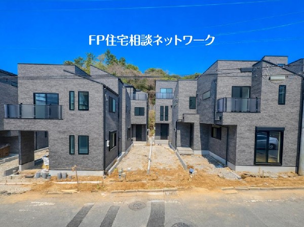 外観:四季を通じて自然と触れ合えるスポットが周辺には盛りだくさん！お散歩やジョギング、週末のご家族での遊びに最適です。目の前に広がる開放感とゆとり、暮らしの夢を育む理想の住まいがここにはあります。