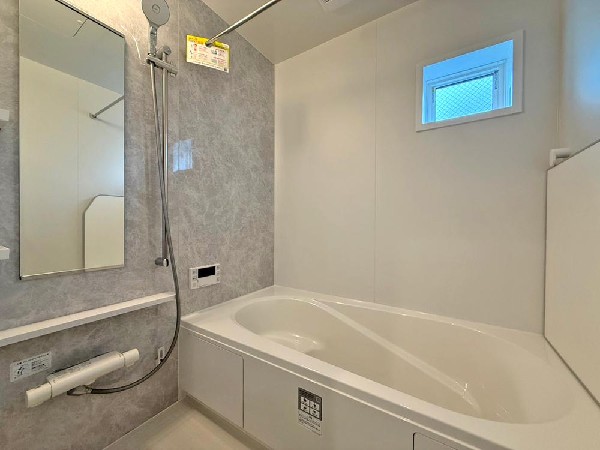 柔らかな曲線で構成されたバスタブ　お気に入りのアロマを焚きながらゆっくりと半身浴を楽しもう。