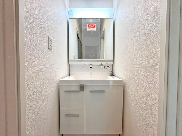 すがすがしい空気が肌をひきしめる朝。爽やかなデザインでまとめられたパウダールーム。流れる水音をBGMに鏡に映る顔が静かにゆっくりと笑顔に変わっていく時間。