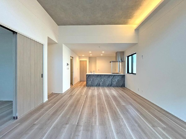 家族の思いを抱きながら、平和であることに感謝したくなる悠久の時。あたかかく感じるのは、陽当りだけではなかった！広く和やかに暮らせる空間と、家族の存在が胸にジーンと響きわたる。