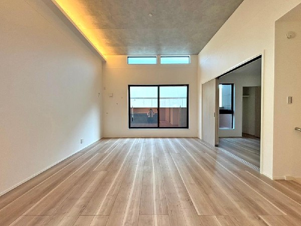 ☆☆家族の会話や笑顔が行き交うリビング☆☆  リビングで子供を走り回らせたい♪大きなソファやダイニングテーブルでゆったり食事をしたりくつろぎたい♪そんな夢が叶えられる空間です♪