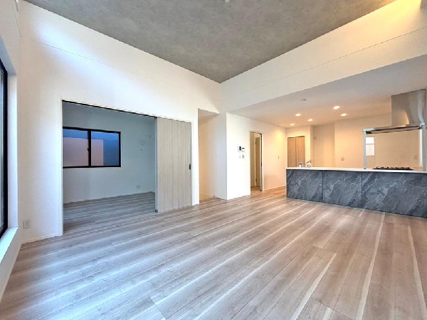 窓をあけるとすがすがしい空気が肌をひきしめる朝。鳥たちのさえずりが「おはよう」のあいさつに聞こえる。大好きなオムライスとコーヒーの香りにゆっくりと笑顔に変わっていく時間。