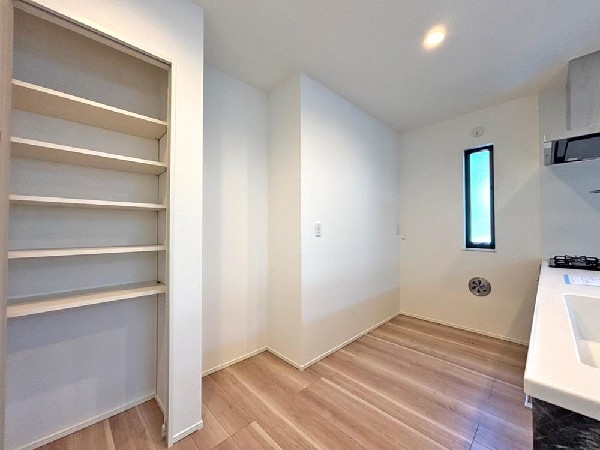 キッチンには大きな収納パントリー付き♪