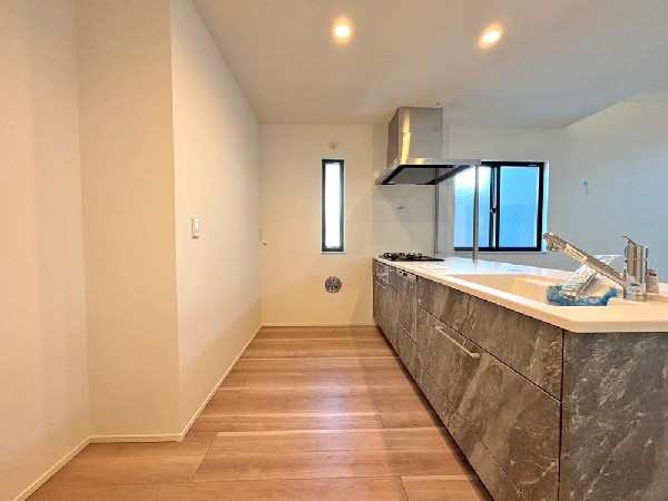 ☆☆ゆったりとしたキッチンスペース☆☆  家族の元気の源　それがこのキッチンです♪ひろびろとしたキッチンスペースには沢山の調理器具や調味料が収納でき、大きな流しもついてます　毎日のお料理が楽しみです♪