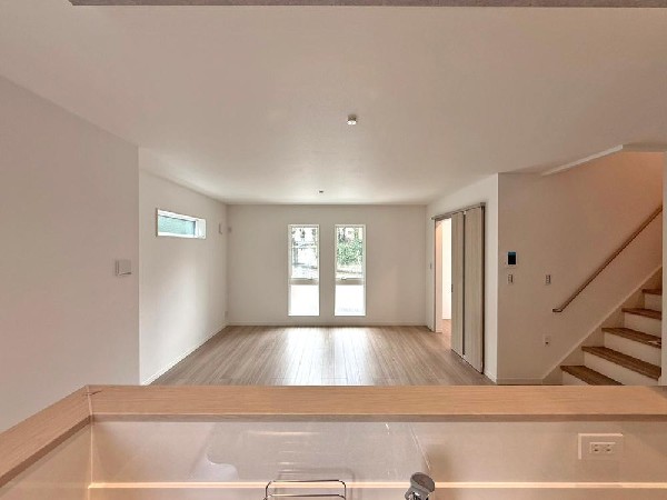 窓を開けるとスッーとそよぐ風を感じる。だんらんという場所はここから始まり、暮らし継がれる。家族の笑顔が集う素敵な場所だから、こだわりの思いがたくさん詰まっている。