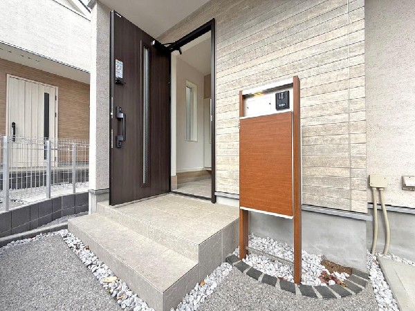 外観:玄関前には大きな宅配BOXを配置♪