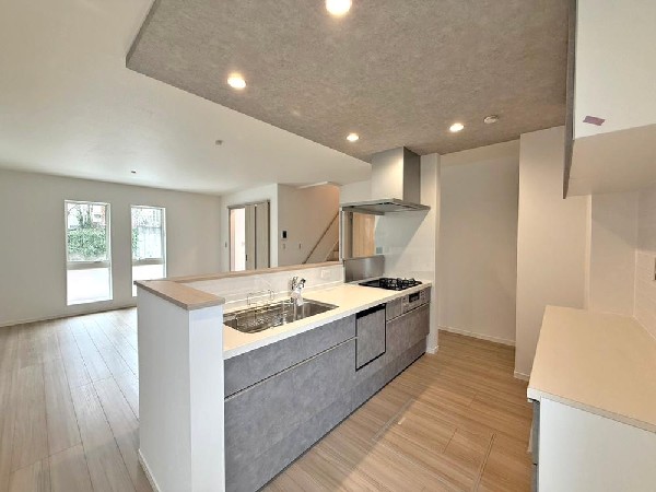 美味しい料理を作りたくなるような気持ちにさせてくれるオープンキッチン。見上げると柔らかなダウンライトが包み込み、彩りを添えます。