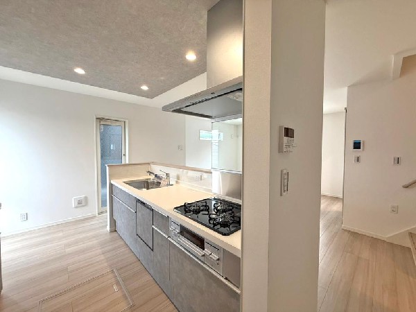 お気に入りの花をカウンターに飾ると気分が華やぐ。我が家は最近、バリスタにはまっている。パパはカプチーノ、娘は抹茶スムージ、ママはソイラテ。ちょっとしたセレクトタイムに贅沢を感じ