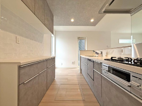 お気に入りの花をカウンターに飾ると気分が華やぐ。我が家は最近、バリスタにはまっている。パパはカプチーノ、娘は抹茶スムージ、ママはソイラテ。ちょっとしたセレクトタイムに贅沢を感じ