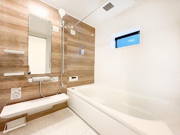 ゆったりと寛げる広々バス。殆どの方は足を伸ばして入浴することが可能で一日の疲れを癒す貴重なバスタイムです。お子様とご一緒にリビングとは違った家族団欒のひと時をお楽しみ下さい。