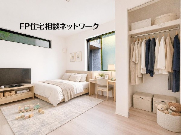 光が取り込みやすい2面採光の居室。日当たり良好です。クローゼットを完備し、収納スペースも十分。（本画像はCGで作成しており、実際に現地に家具・家電はおかれておりません。また価格には含まれておりません）