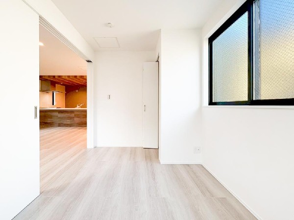 リビングから子供部屋が見えるので、家事をしながらお子様の様子を確認いただけます。南向きのお部屋で、太陽の光をたっぷり浴びてスクスク健康に育っていただきたい。そんなお部屋です！