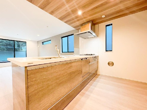 対面式のカウンターキッチンは、出来上がったお料理をカウンターに並べてお子様が運ぶなど、お手伝いの時間も増えそうですね！家族と会話をしながら料理を楽しめ一体感を感じられるキッチン。