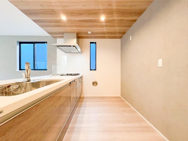 ご家族と会話をしながらのお料理作りは楽しいですよね！対面式のフルオープンタイプのキッチンでお料理をもっと効率的に、楽しく。ママのお料理作りを快適に楽しくお手伝いする充実の設備が標準装備です！