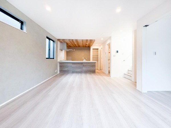 各棟17帖超の広々ＬＤＫ。導線もしっかりと考えられていて、ダイニングテーブルやソファー、ローテーブル等の家具もしっかりと配置できます。ゆったりとした広さの空間でご家族だんらんの時間をお過ごしください。