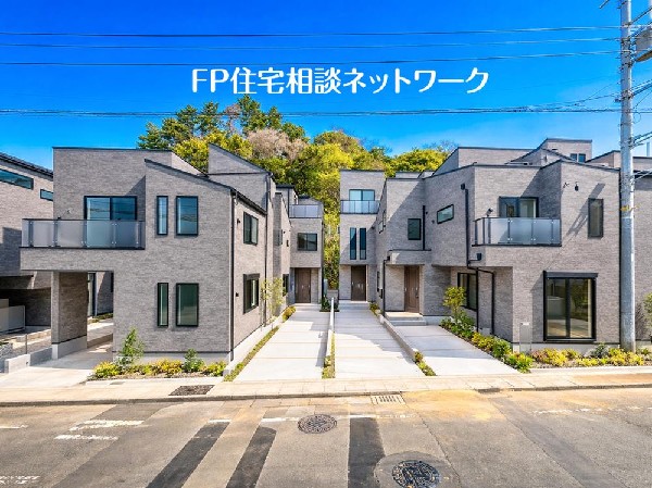 外観:緑あふれる住宅地に、全8棟の分譲地が誕生しました。同時期に入居できるのは、ご近所付き合いにも入りやすく、安心ですね。※外構の一部をAIにて合成しております。