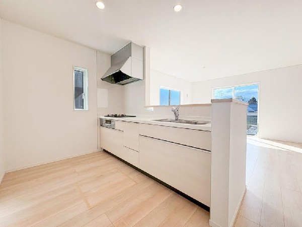 リビングを見渡せるカウンターキッチンでお子様の様子を伺いながら食事の支度が出来ます。家族の気配を感じられる、そんな空間を演出できるキッチンです。