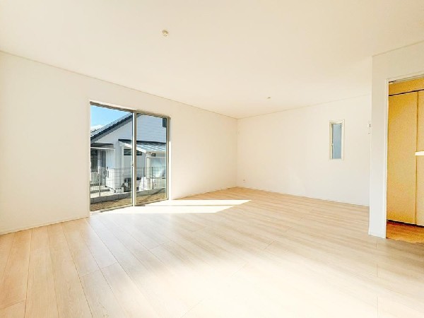 ソファを置いてゆったり寛げる広さのリビングは、ご家族の憩いの場にぴったり！ダイニングテーブルやソファー、ローテーブル等の家具もしっかりと配置できます。