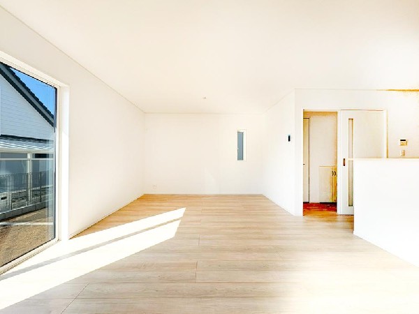 ＬＤＫのメインとなる大きな窓。開口部からは暖かい日差しが長い時間射し込みます。天気の良い日は是非窓を開けて風通しの良さもご体感下さい。明るいＬＤＫがご家族団欒の時を包みます。