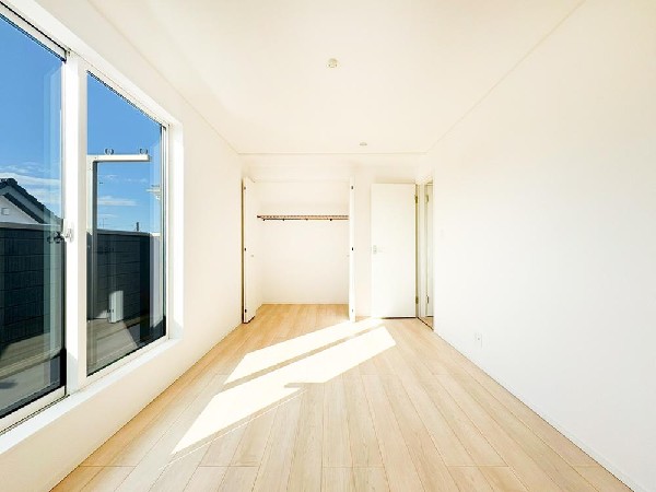 光が沢山取り込める大きな窓。日差しを長時間受ける事が出来る暖かいお部屋です。もちろんペアガラスなので、遮音性に優れ、結露も発生しにくい構造。サッシ周りのカビが発生しにくくなりますね。