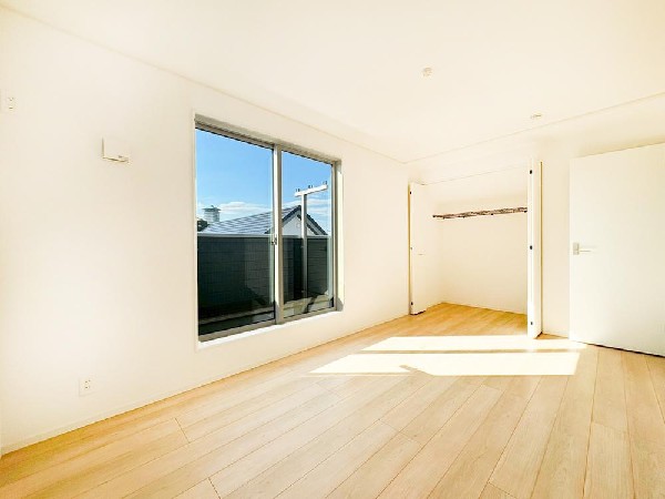 居室には収納クローゼットを完備！普段使いのお洋服や小物はもちろん、季節物のお洋服などもしっかりと整理整頓おしまい頂けます。居室空間をより広く隅々までお使いいただけますね。