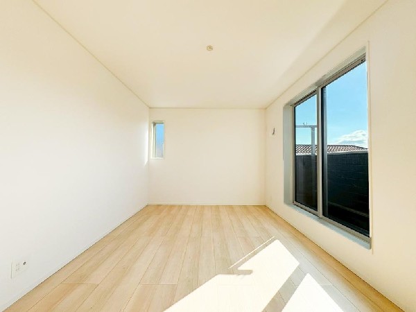 開放感のある2階の居室は日当りもよく日中は明るい日差しが射し込みます。また、道路からの目線も気になりにくいのでプライバシーも守られやすいですね。