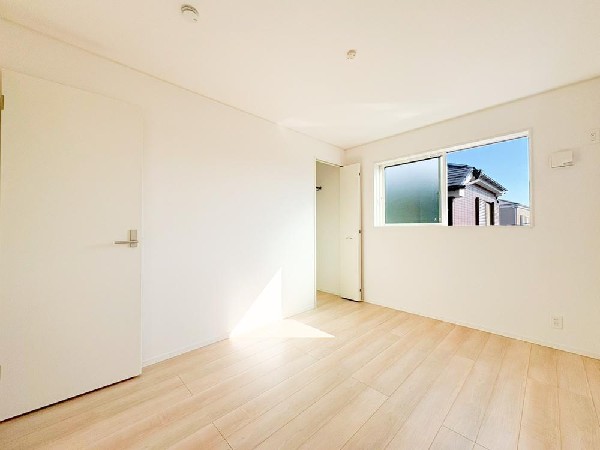 時間がゆっくりと流れるプライベート空間は居室にはクローゼットをご用意し居住空間を広く使える快適なお部屋となっています。穏やかな街並みを見下ろしながらゆったりとくつろいでください。