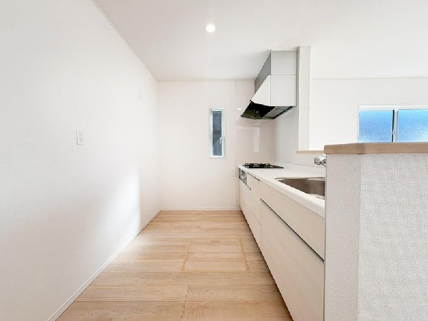 広々キッチンは収納も大容量。お鍋やフライパン、油や調味料など沢山収納できるスペースを確保しています。キッチンがスッキリすると食事の支度や片付けがはかどります。