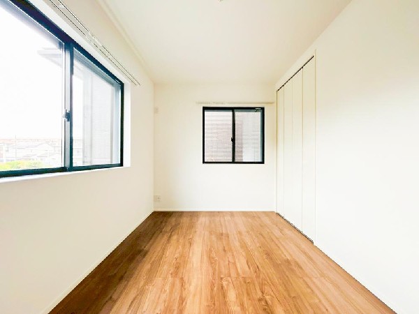 光が沢山取り込める大きな窓。日差しを長時間受ける事が出来る暖かいお部屋です。もちろんペアガラスなので、遮音性に優れ、結露も発生しにくい構造。サッシ周りのカビが発生しにくくなりますね。