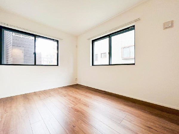 2面採光でお部屋の隅々まで明るい居室。おひさまの光を、爽やかな風をたっぷりと取り込めます。居室内はいつも明るい印象ですので、気持ちの良い朝を迎えられそう。毎日の生活も自然と明るくなりますね。