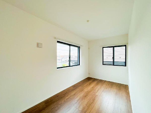 光が取り込みやすい2面採光の居室。日当たり良好です。クローゼットを完備し、収納スペースも十分。初めてのお子様にとっての「自分の部屋」。学習デスクやベッドの配置もラクラクです。