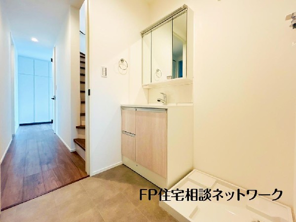 ゆったりとくつろげる広々バス。足までしっかりと伸ばせる浴槽は、心身ともにしっかりと疲れを癒してくれます。お子様とも一緒に浸かれ、ご家族みんなで一緒にバスタイムを楽しめますね♪