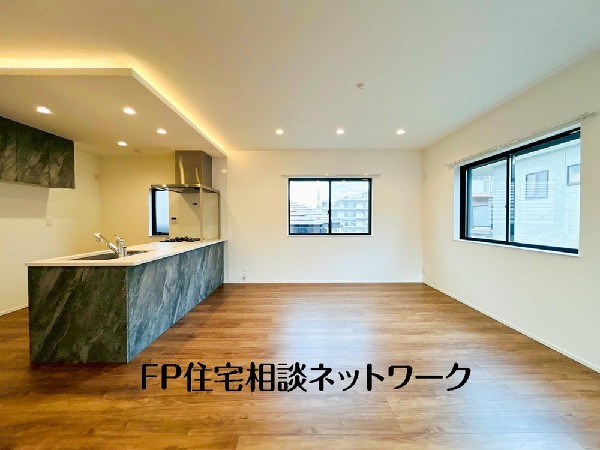 オープンでのびやかな空間を生み出す、こだわりの広がりとゆとり。家族と過ごす時間を大切にしたい方にぴったりの明るくゆとりある住空間です。窓からの日差しがリビングの隅々までしっかりと届きます！