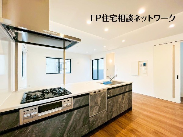 リビングを見渡せるカウンターキッチンでお子様の様子を伺いながら食事の支度が出来ます。家族の気配を感じられる、そんな空間を演出できるキッチンです。