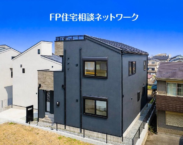 外観:黒を基調に個性を演出。クールな印象の中にあたたかみを感じさせるデザイン。青空を背景に凛と立つスタイリッシュな外観が、住まう人に誇りを与えてくれます。