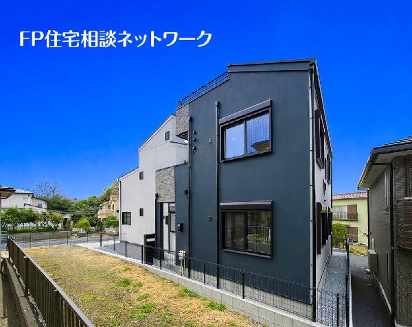 外観:四季を通じて自然と触れ合えるスポットが周辺には盛りだくさん！お散歩やジョギング、週末のご家族での遊びに最適です。目の前に広がる開放感とゆとり、暮らしの夢を育む理想の住まいがここにはあります。