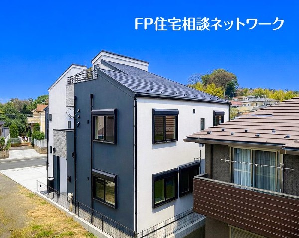 外観:良好な住環境が保たれたエリア。低層の一戸建を中心とした街並みが整然と続き周辺は高い建物が建っておらず、採光や開放性に恵まれ、空が広く緑の多い閑静な趣を感じる環境です。
