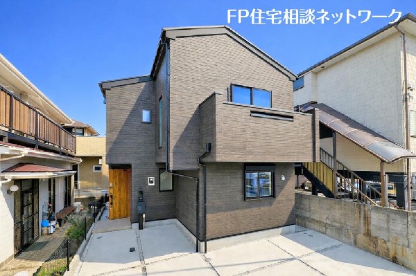 ～類似外観同仕様写真～  ※外壁、屋根、色、扉や窓の開口部の位置、形状等が異なります。