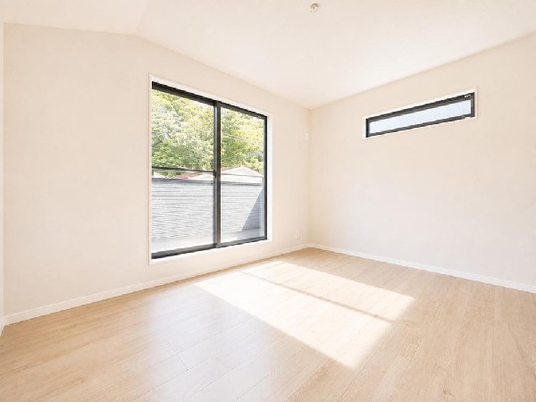 2面採光でお部屋の隅々まで明るい居室。おひさまの光を、爽やかな風をたっぷりと取り込めます。居室内はいつも明るい印象ですので、気持ちの良い朝を迎えられそう。毎日の生活も自然と明るくなりますね。
