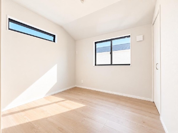 2面採光でお部屋の隅々まで明るい居室。おひさまの光を、爽やかな風をたっぷりと取り込めます。居室内はいつも明るい印象ですので、気持ちの良い朝を迎えられそう。毎日の生活も自然と明るくなりますね。