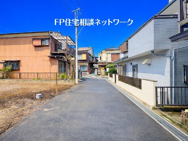 外観:閑静な車通りの車通りの少ない道路。お車の出し入れが苦手なママや小さなお子様にも安心ですね。しっかり舗装もされているので、ベビーカーや自転車で通っても快適に通行できます。